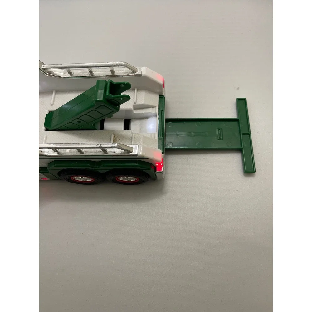 Hess Tow Truck Kids White‎ Green Plastic Classic 2019 Working Lights Collectible